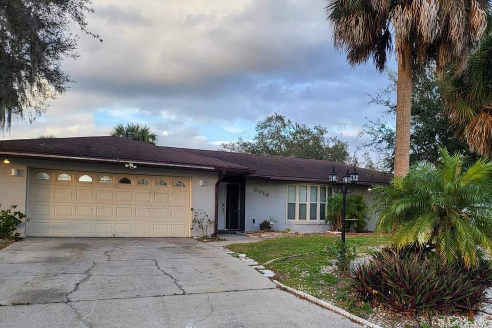 4BR Pool Home Near Legoland AC Game Room House in Winter Haven