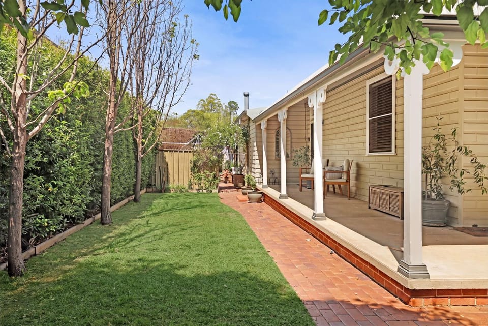 Brixton - 4BDR Poolside Paradise on Fitzroy Street House in Tamworth