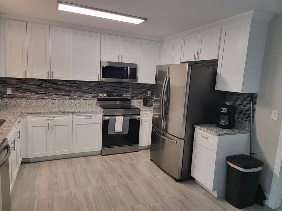 Cozy 2 Bedroom near Main Road. Pet Friendly! House in Lakeland