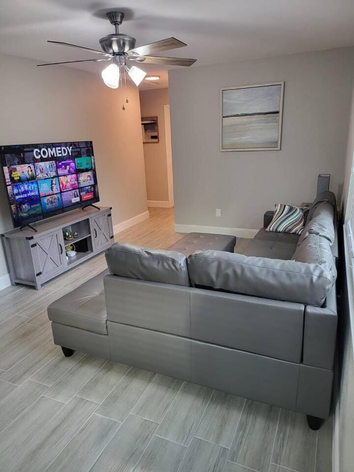Cozy 2 Bedroom near Main Road. Pet Friendly! House in Lakeland