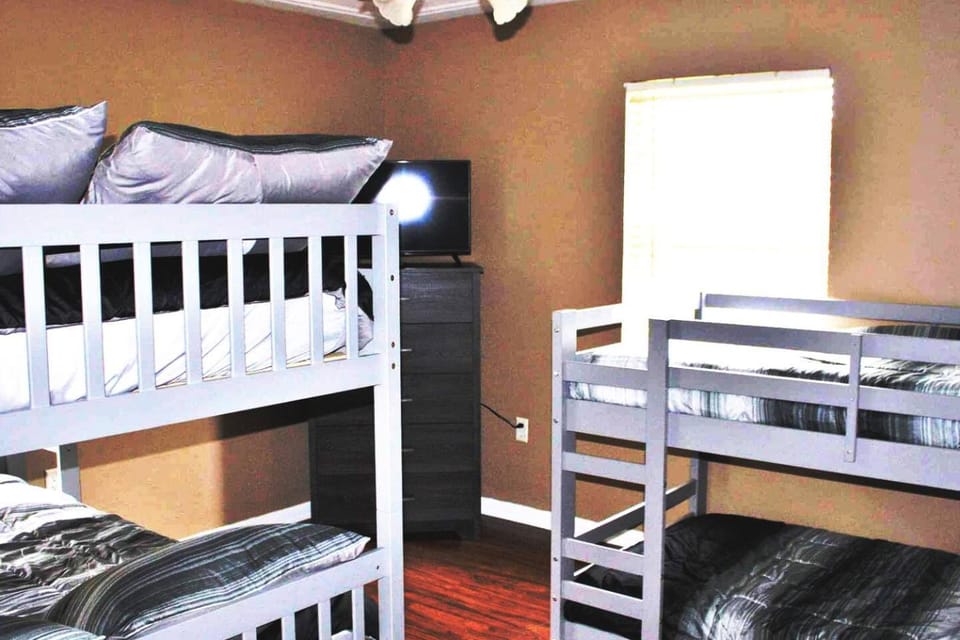 3 Bedroom Pool Home w/AC Game Room. Pet friendly! House in Lakeland
