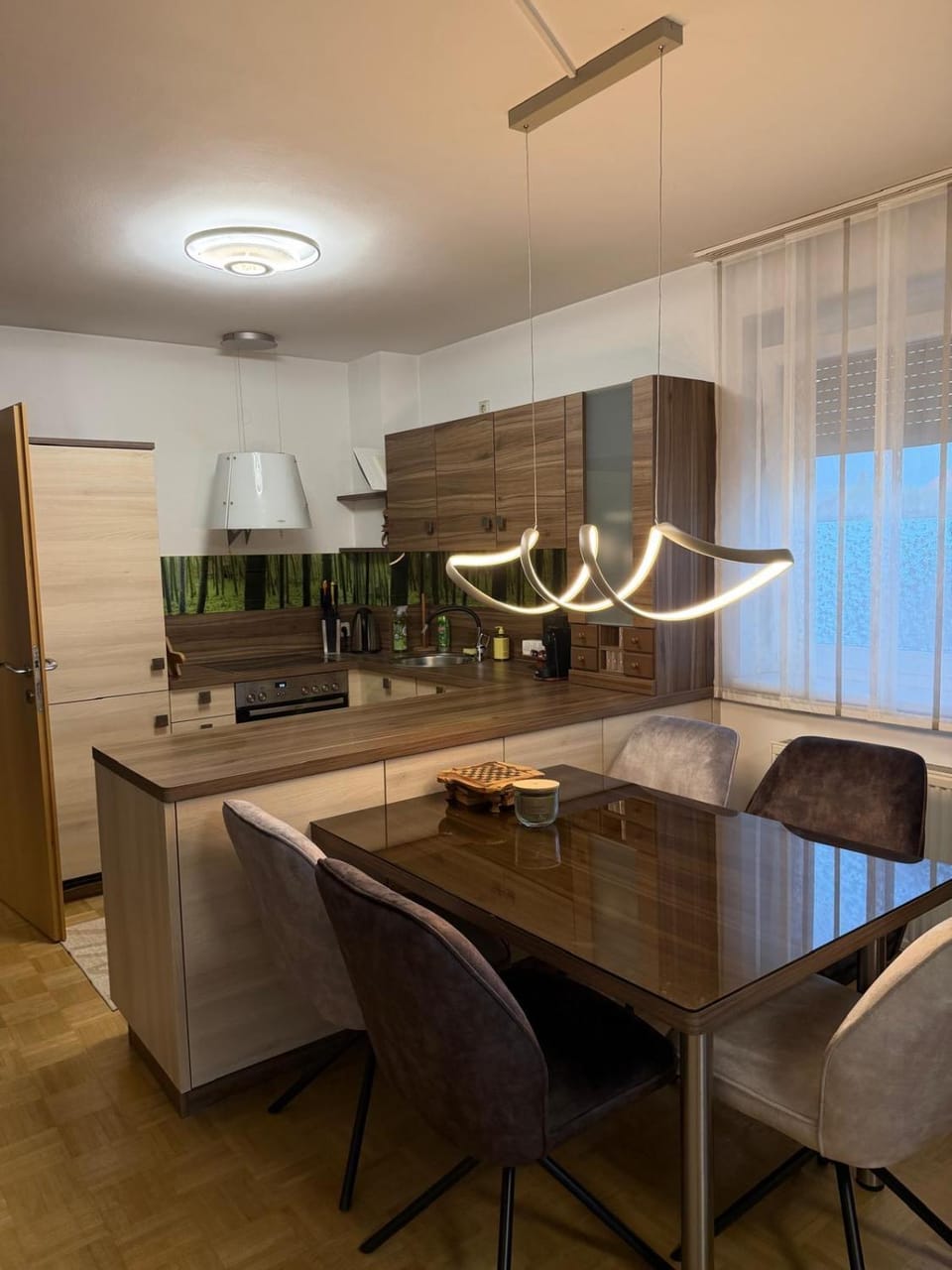 Kitchen or kitchenette, Dining area
