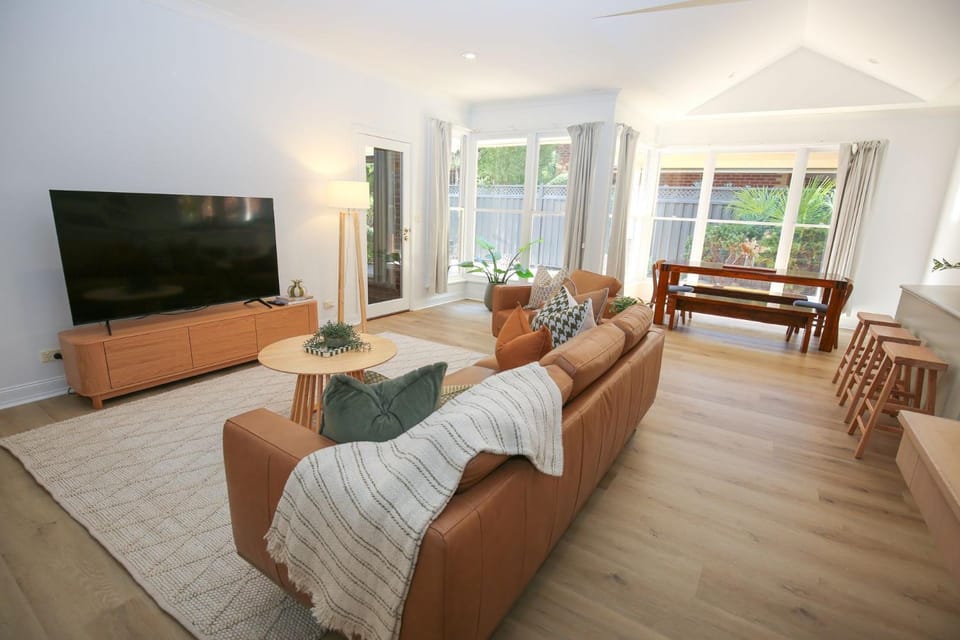 TV and multimedia, Living room, Seating area, Dining area, heating, pet friendly, air conditioner