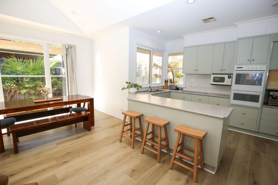 Coffee/tea facilities, Kitchen or kitchenette, Dining area, dishwasher, microwave, oven, pet friendly, stove, toaster