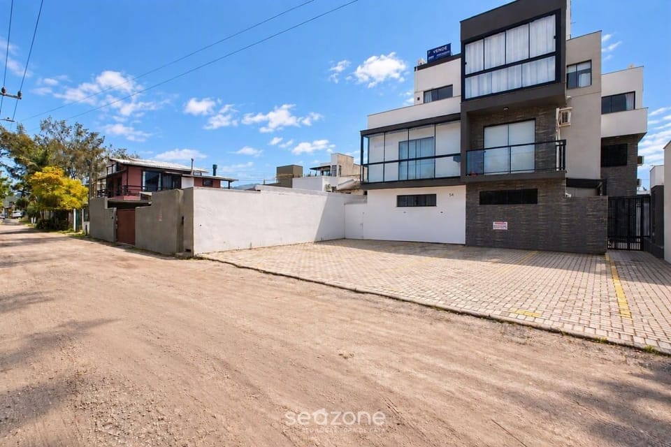 Facade/entrance, Off site