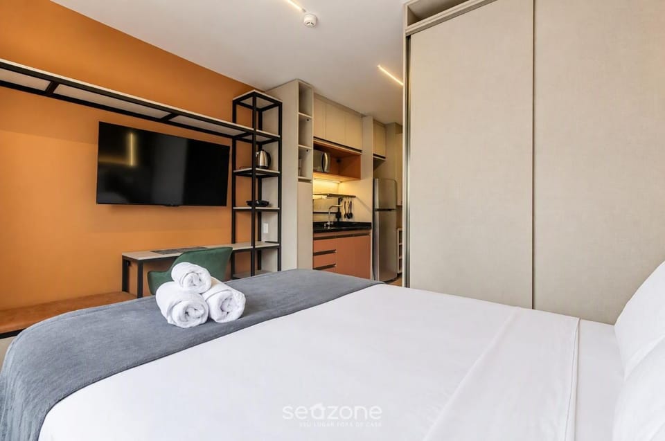 Bed, TV and multimedia, Bedroom