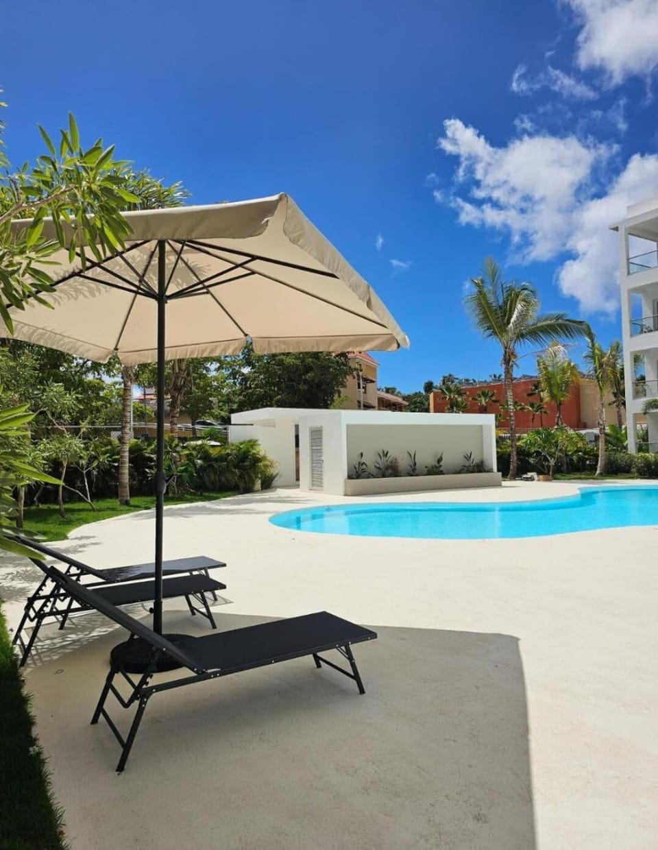Swimming pool, sunbed