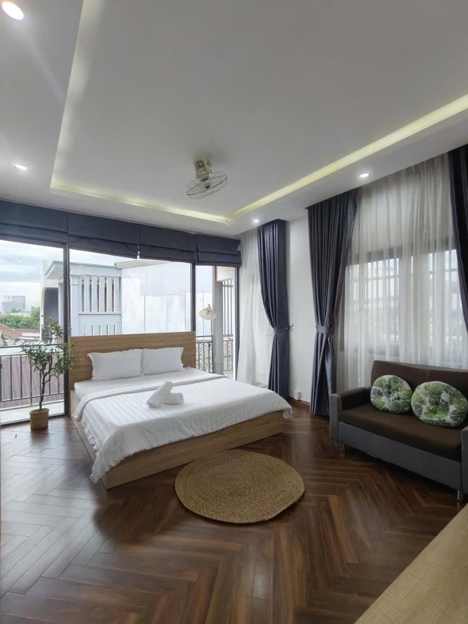 Bed, Living room, Photo of the whole room, Seating area, Bedroom