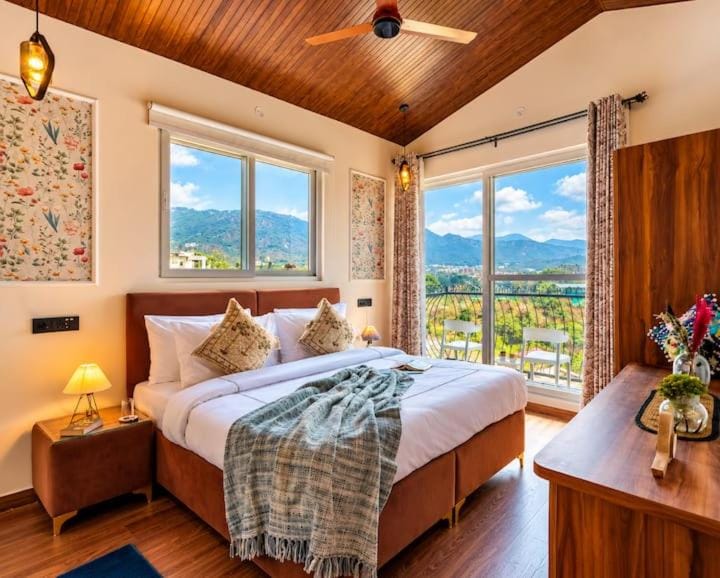 Blue Poppy - Luxury villa with pool & mountain views Villa in Dehradun