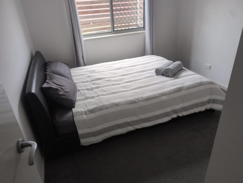 Large 2 storey Modern 4 Bedroom Home House in Brisbane