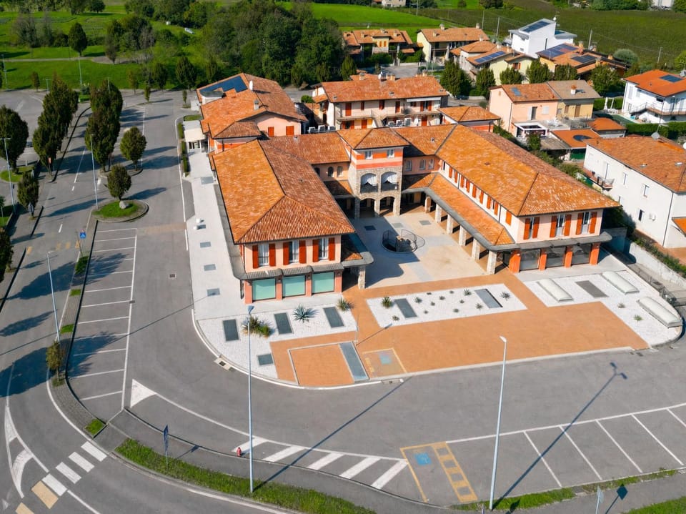 Property building, Day, Neighbourhood, Bird's eye view, City view, Street view, Location, Parking
