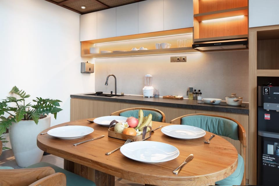 Coffee/tea facilities, Kitchen or kitchenette, Dining area, stove
