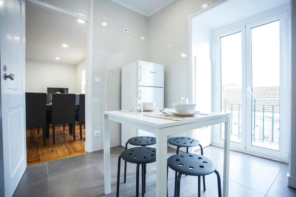 Kitchen or kitchenette, Dining area