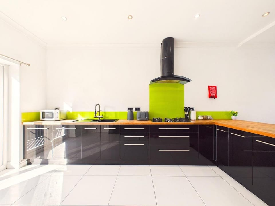 Kitchen or kitchenette, microwave, stove