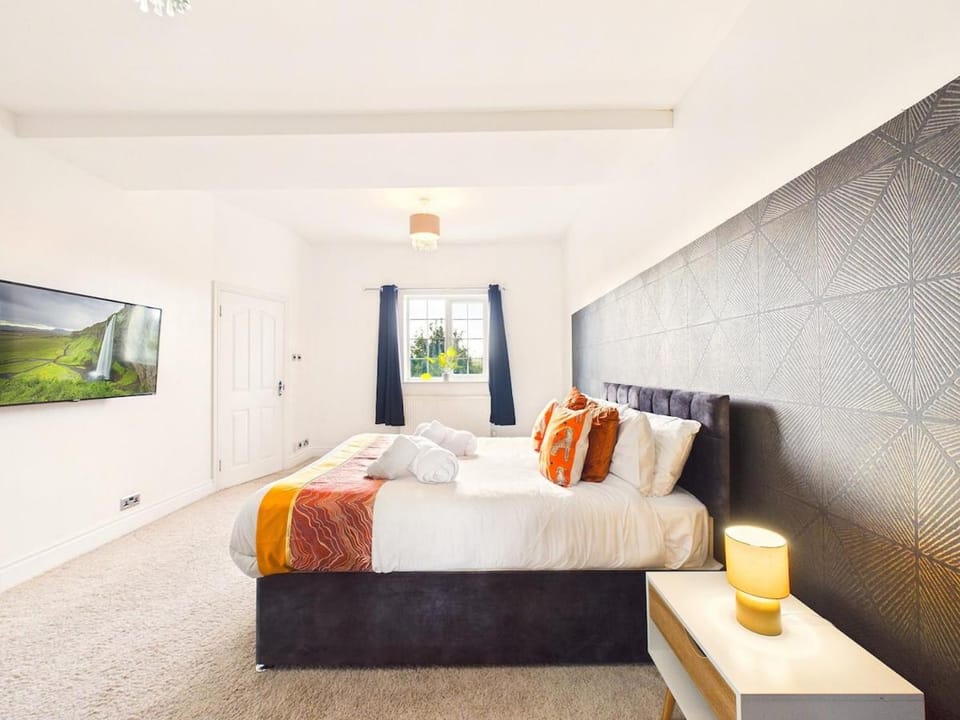 Bed, TV and multimedia, Photo of the whole room, Bedroom, towels
