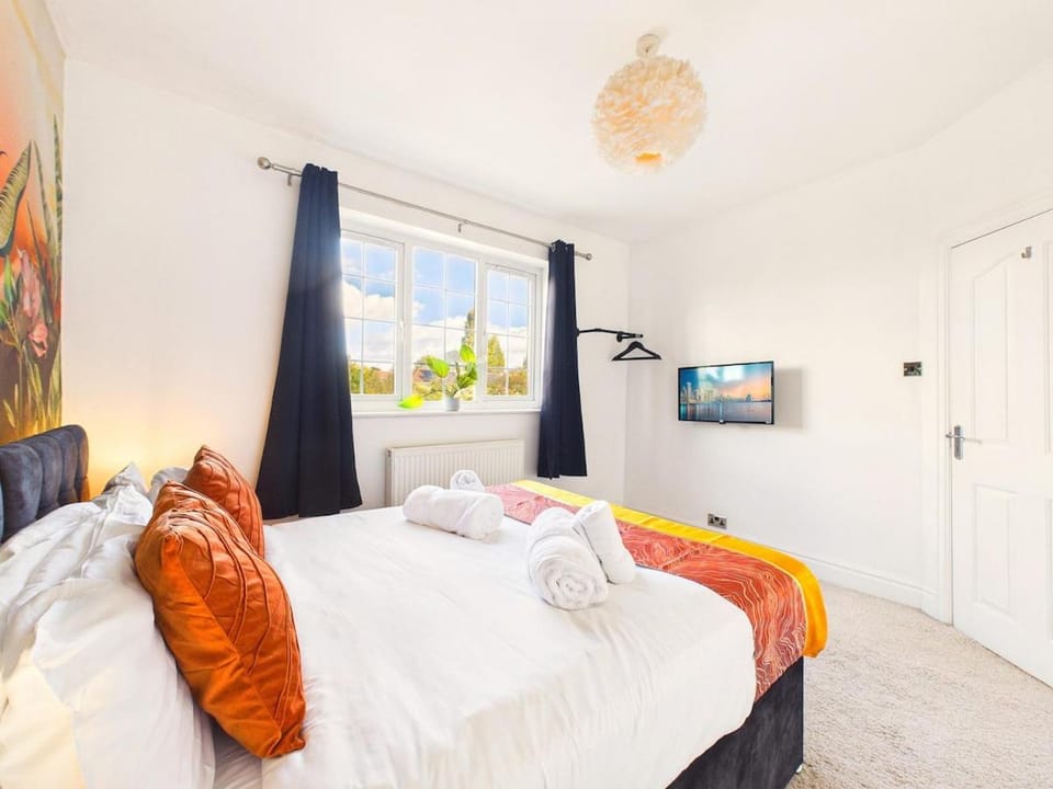 Bed, TV and multimedia, Photo of the whole room, Bedroom, towels
