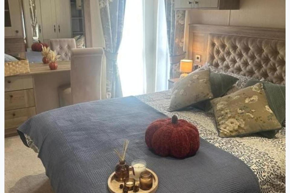 Bed, Living room, Photo of the whole room, Bedroom