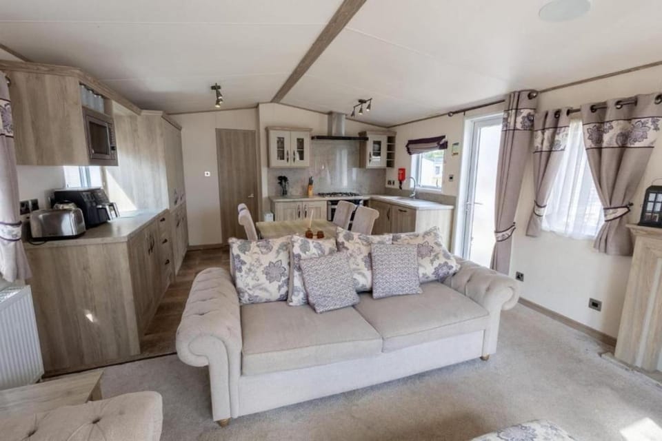 Kitchen or kitchenette, Living room, Photo of the whole room, Bedroom, oven, toaster