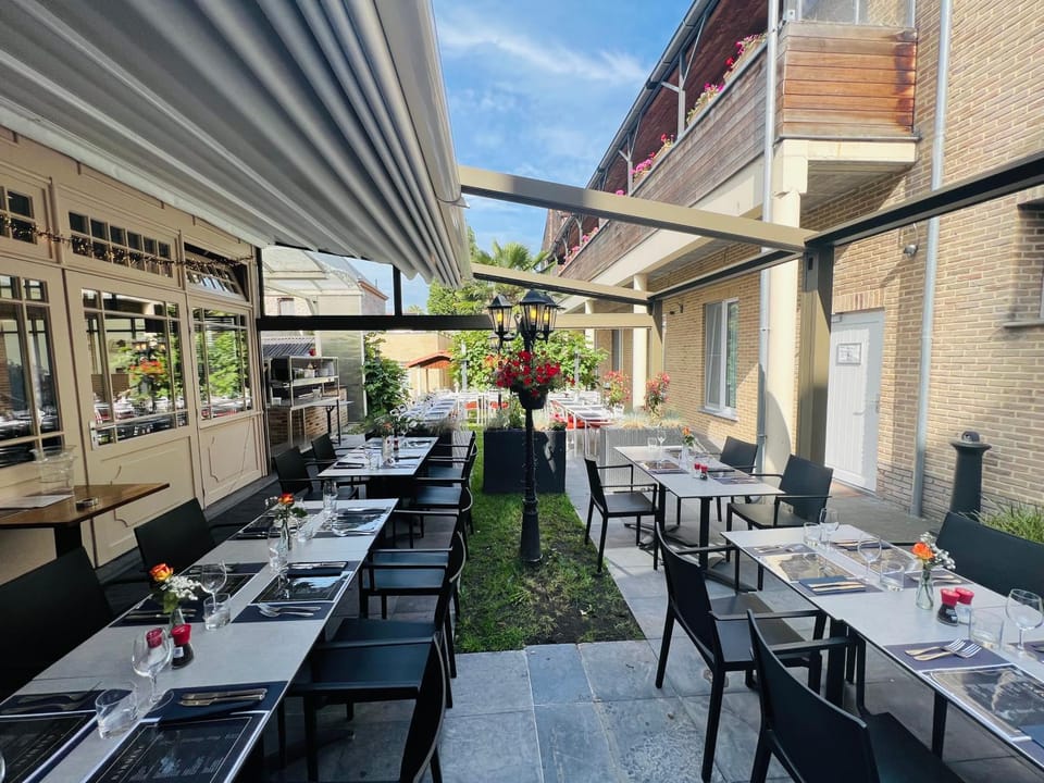 Restaurant/places to eat, Garden, Balcony/Terrace