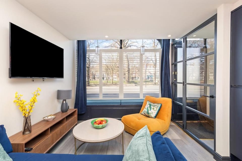 Communal lounge/ TV room, TV and multimedia, Living room, Evening entertainment