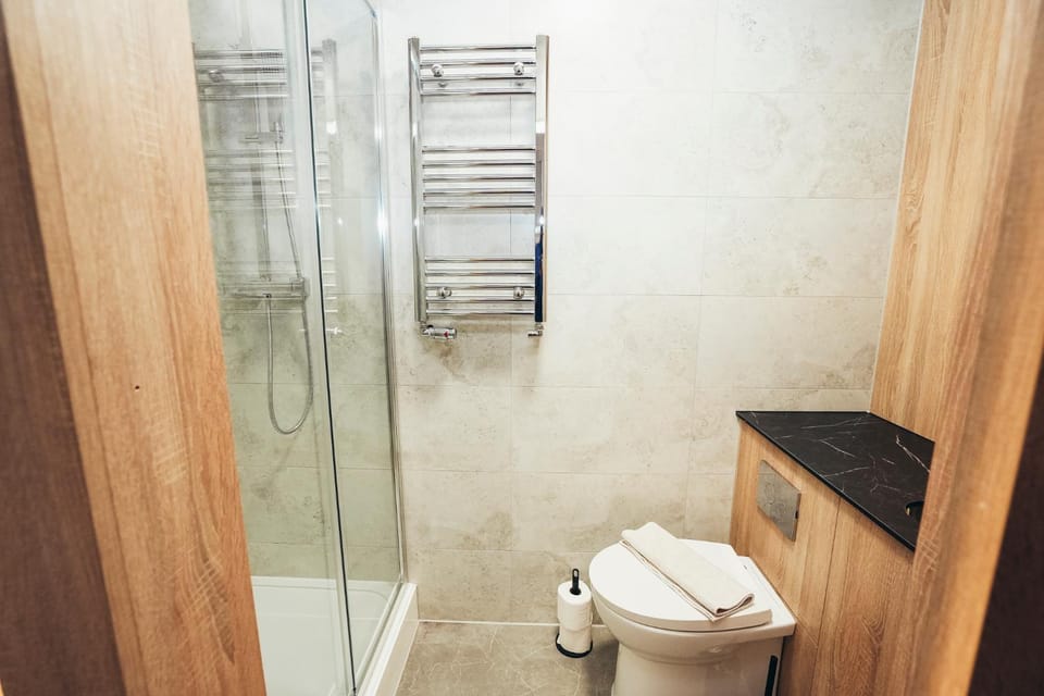 Shower, Toilet, Bathroom, towels