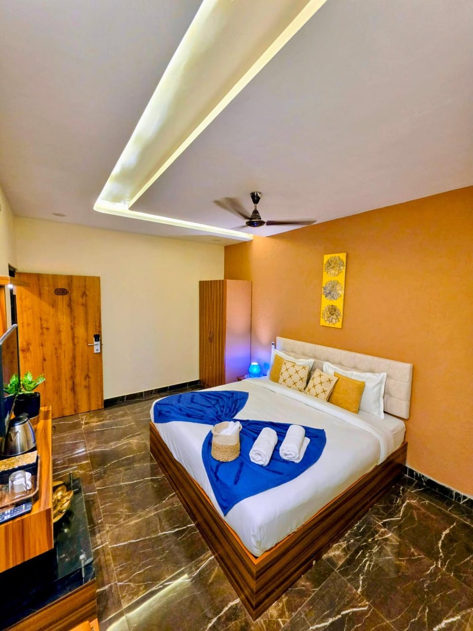 Bed, TV and multimedia, Photo of the whole room, Bedroom, towels