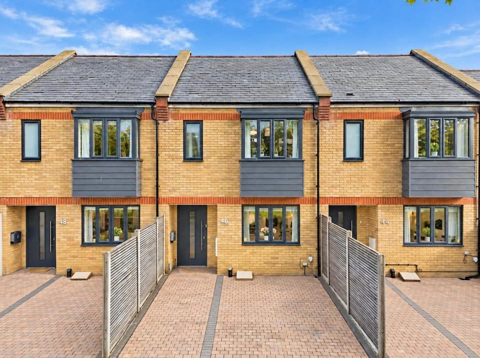 Luxury 5 Bed Townhouse Sleeps 9 Cheswick House in London Borough of Ealing