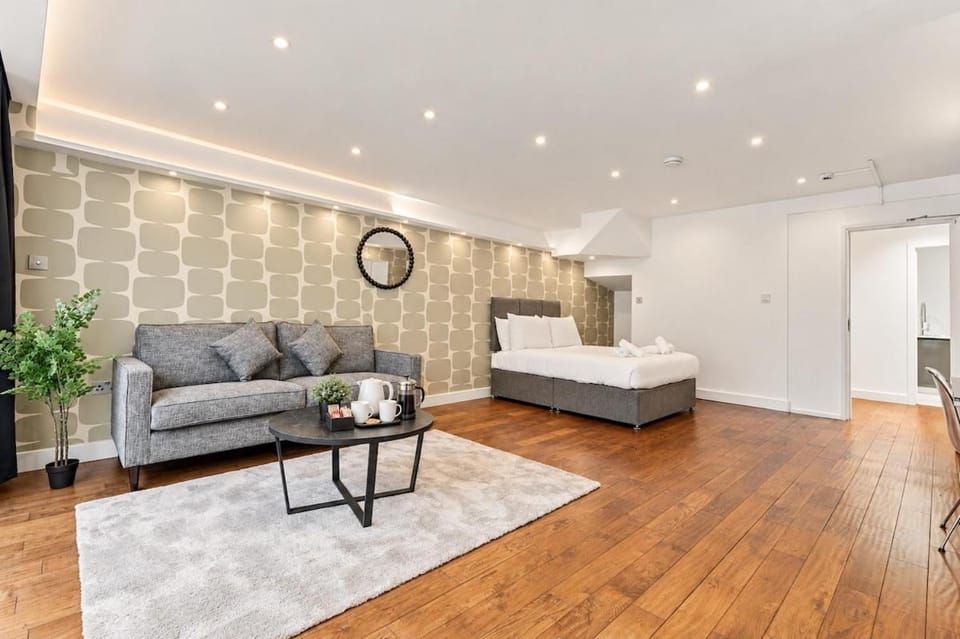 Luxury 5 Bed Townhouse Sleeps 9 Cheswick House in London Borough of Ealing