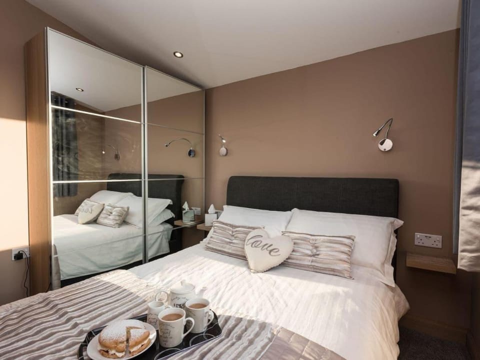 Whispering Reeds, Hot Tub & Private Quay, Horning House in Broadland District