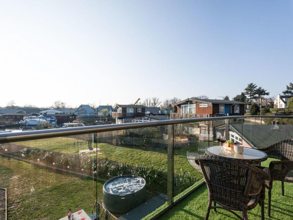 Whispering Reeds, Hot Tub & Private Quay, Horning House in Broadland District