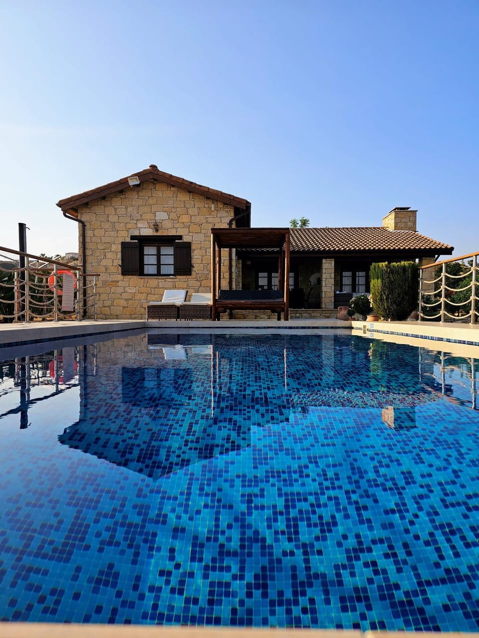 Property building, Day, Pool view, Swimming pool, sunbed
