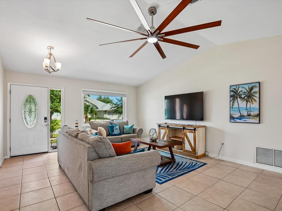 Facade/entrance, TV and multimedia, Living room, Seating area, furniture