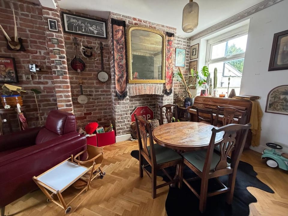 Unique Cardiff Home 3 Bedrooms - Sleeps up to 8 House in Cardiff