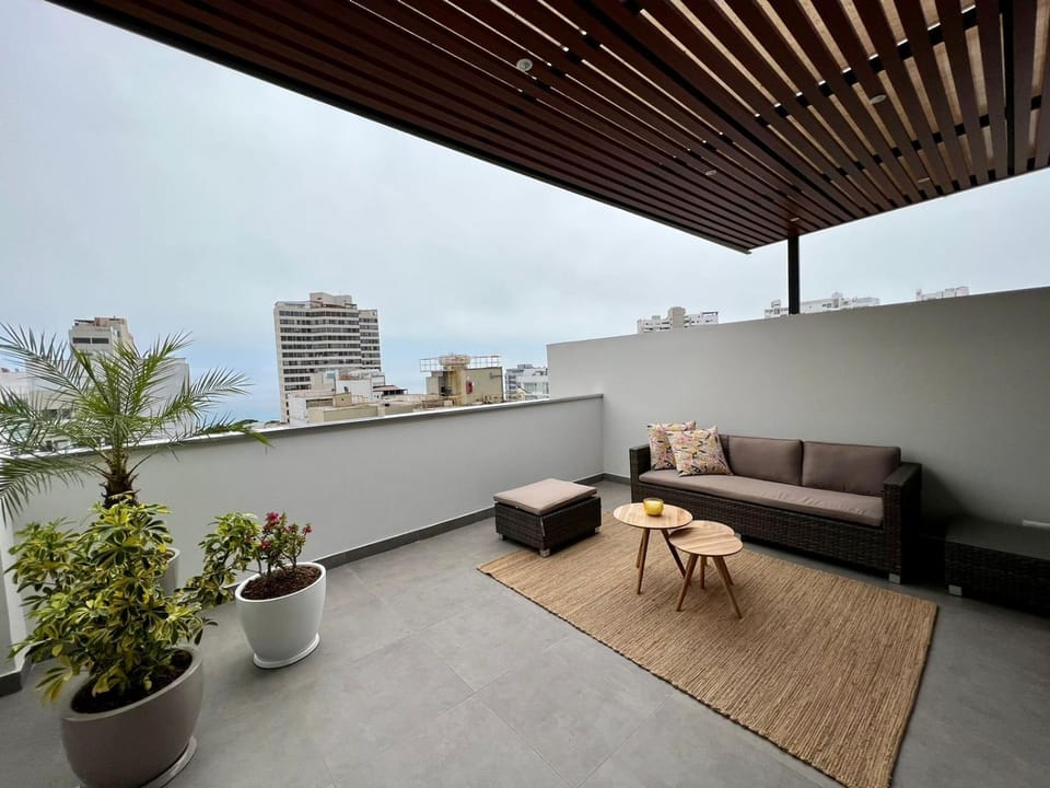 Walk to Larcomar Peaceful 7th Floor Flat AC Apartment in Miraflores