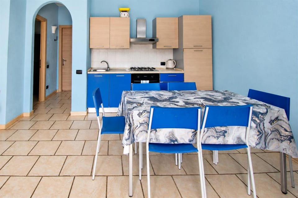 Kitchen or kitchenette, Seating area, Dining area, oven, stove