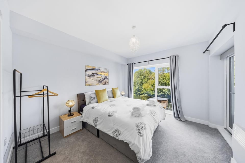 Sea view Long & Short stay 2 bedroom in Maidstone Apartment in Maidstone