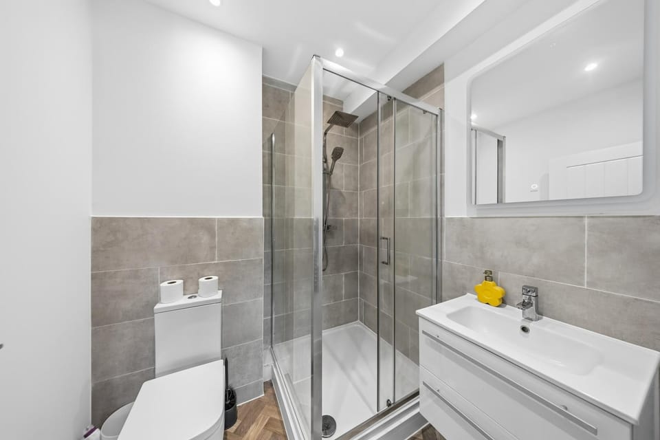 Sea view Long & Short stay 2 bedroom in Maidstone Apartment in Maidstone