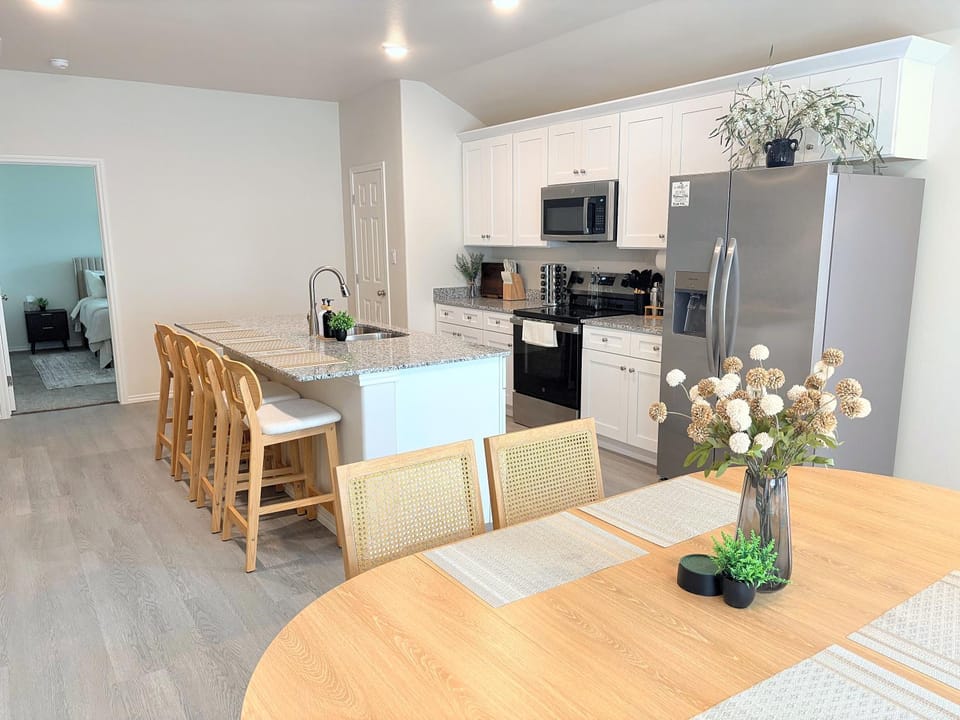 Kitchen or kitchenette, Photo of the whole room, Seating area, Dining area