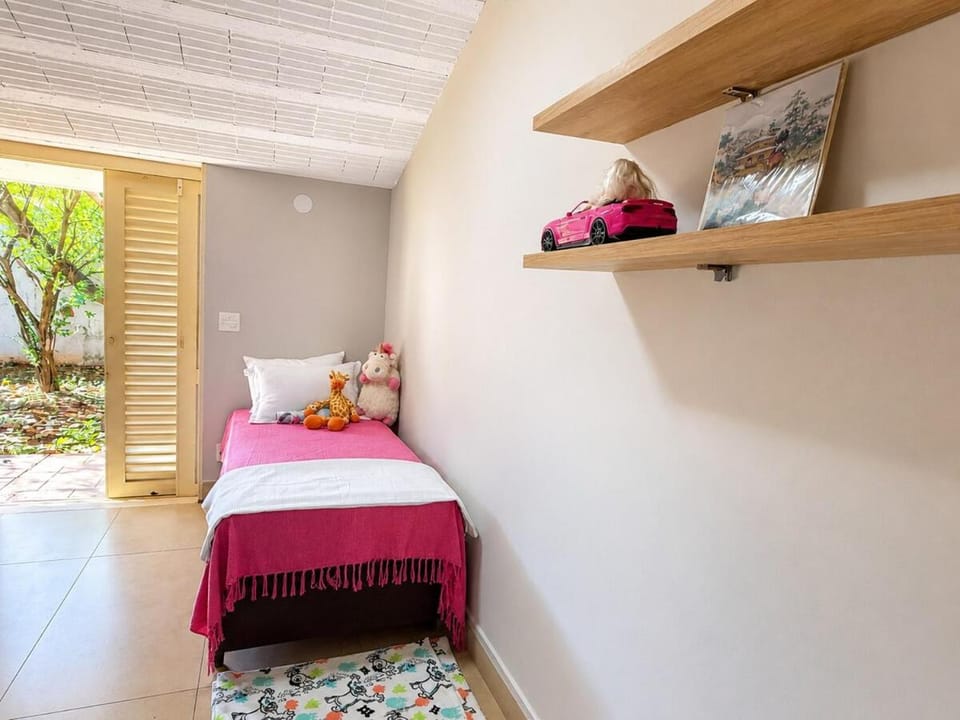 Casa Mondrian, your Contemporary Getaway! House in Ribeirão Preto