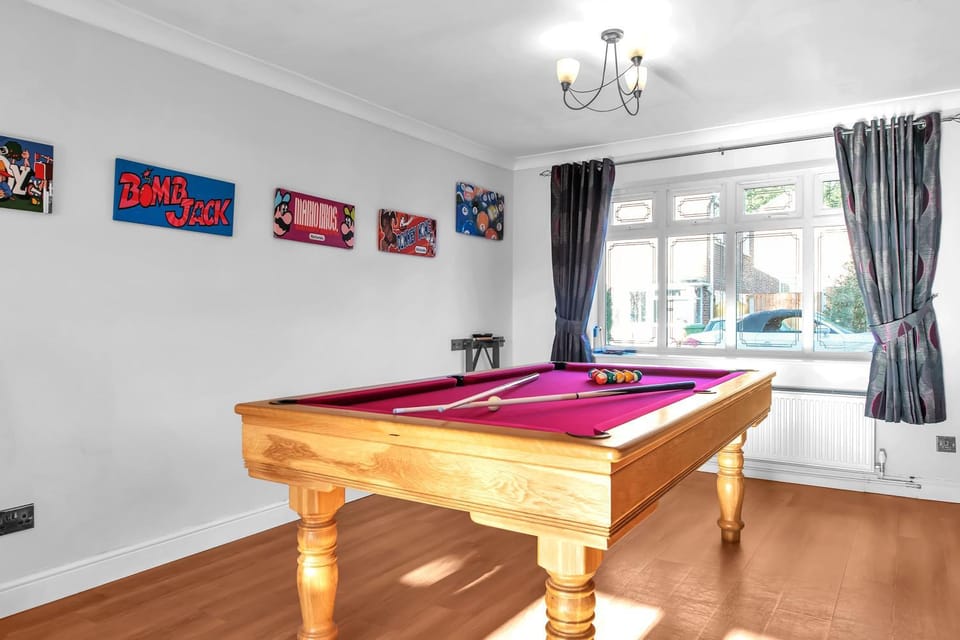 Games Room Free Parking & near M1 J28 House in Amber Valley