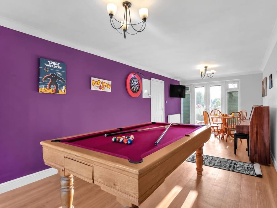 Games Room Free Parking & near M1 J28 House in Amber Valley