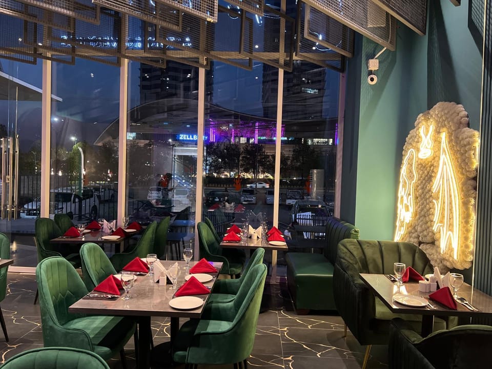 Restaurant/places to eat, Night, People, Living room, Banquet/Function facilities, Seating area, group of guests