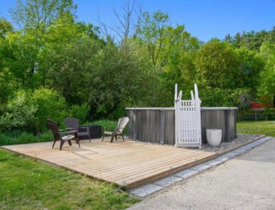 Chelsea Luxury Retreat with Pool & Lake Access House in Gatineau