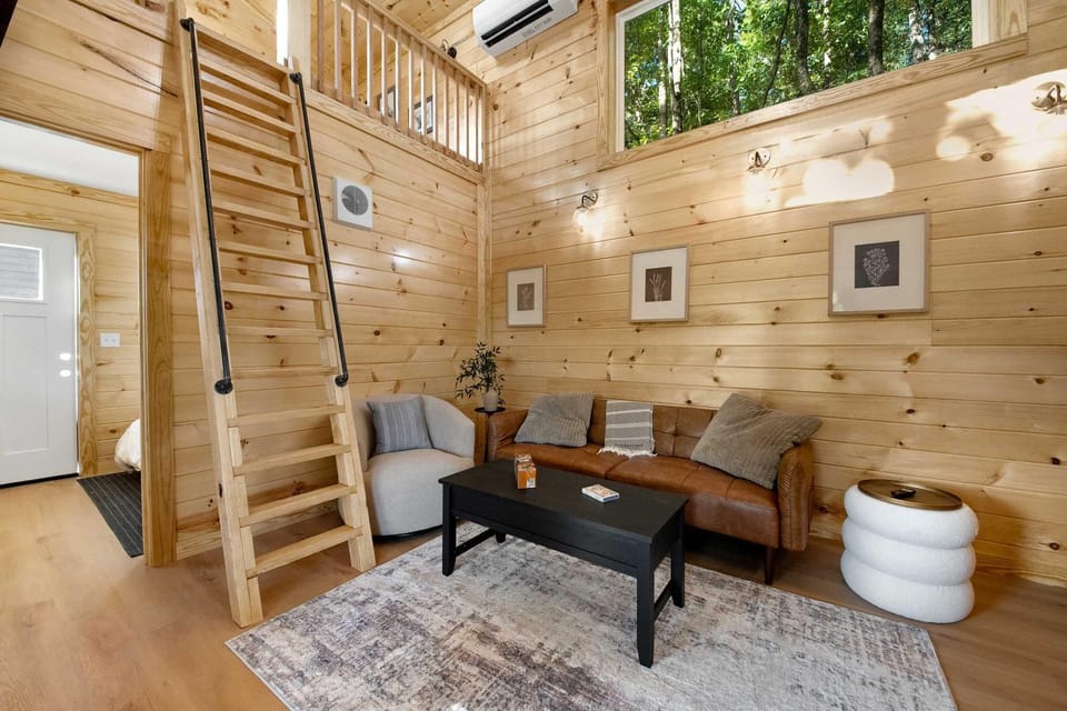 The Charcoal Cabin with Private Deck Cabin in Chattanooga
