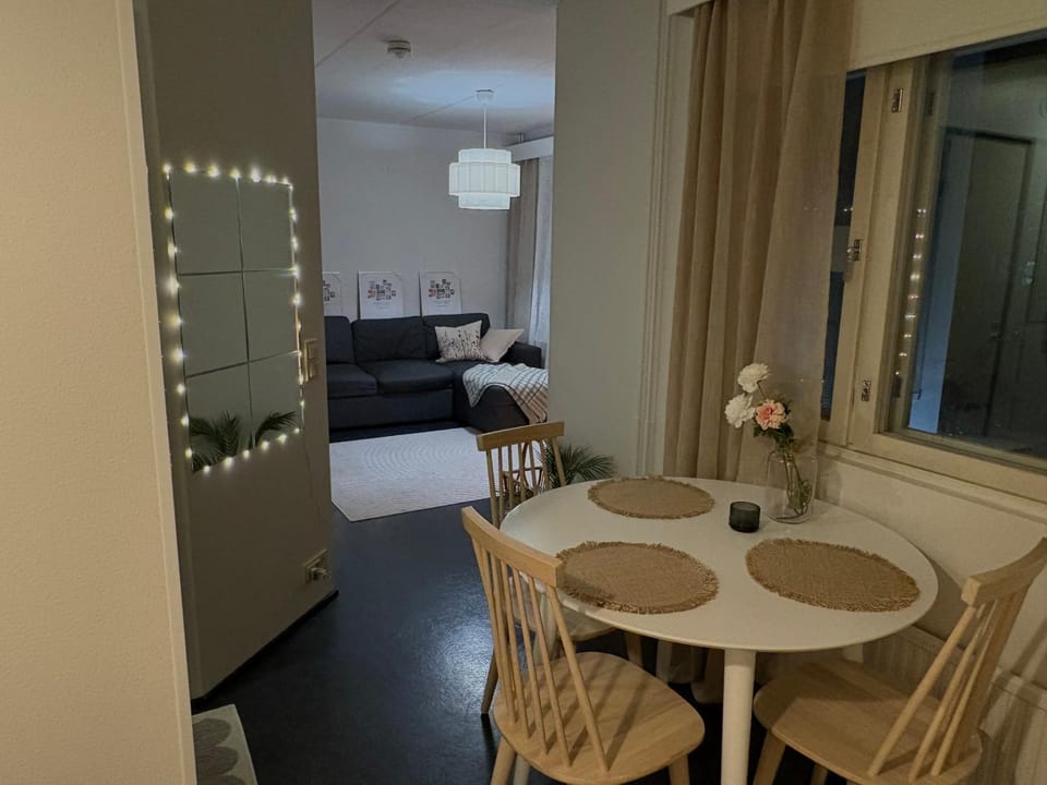 Photo of the whole room, Dining area