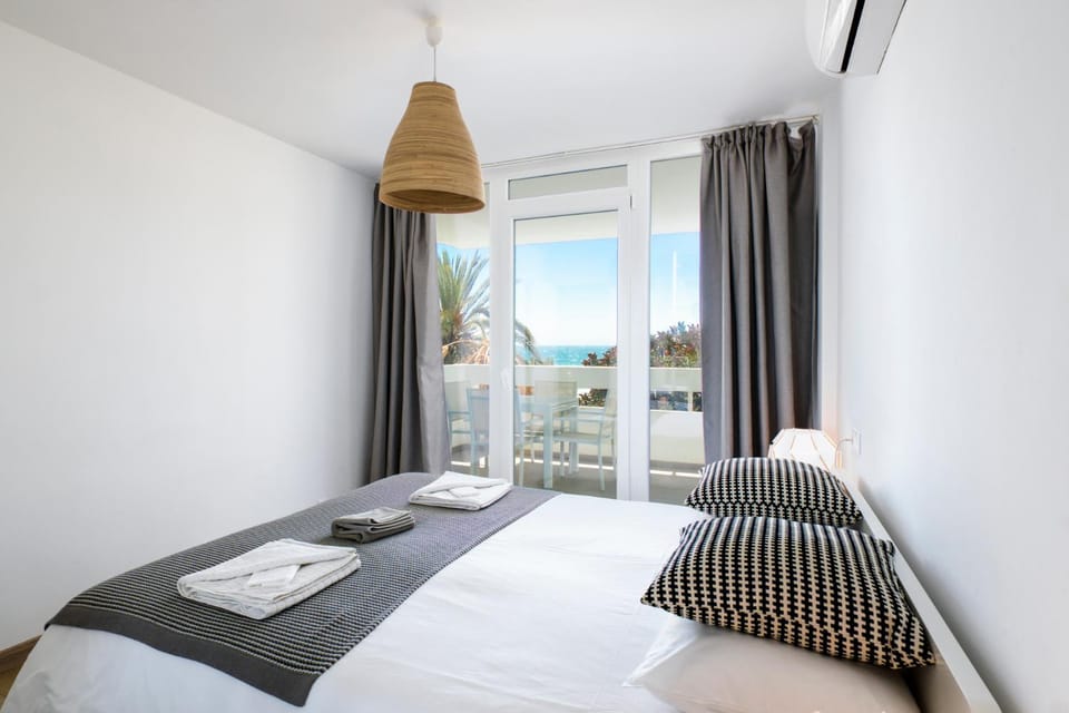 Bed, Natural landscape, View (from property/room), Balcony/Terrace, Photo of the whole room, Bedroom, Sea view, towels