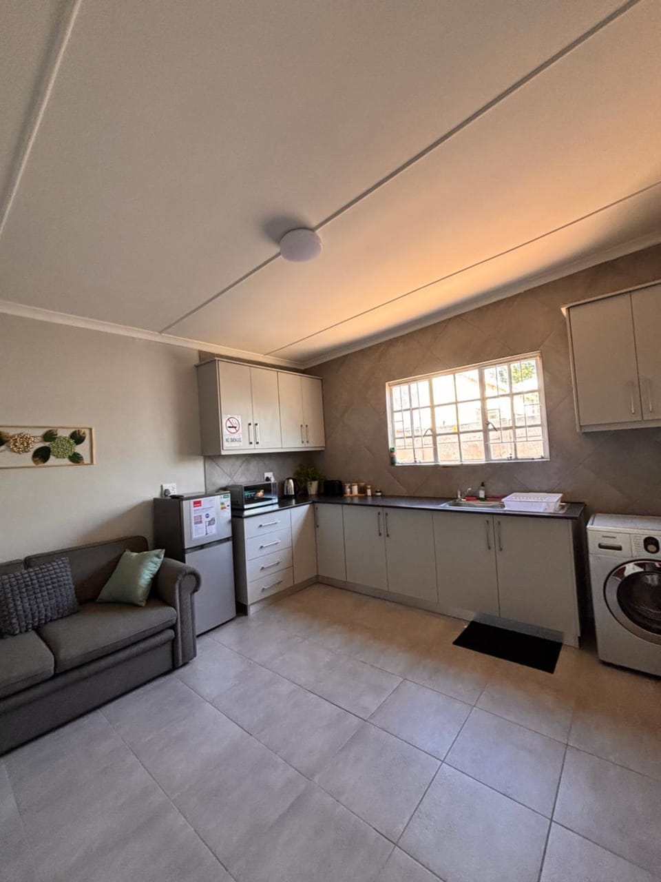 Kitchen or kitchenette, minibar