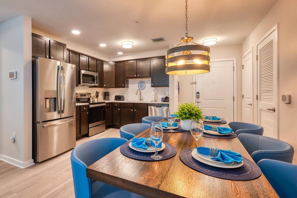 Kitchen or kitchenette, Dining area, microwave