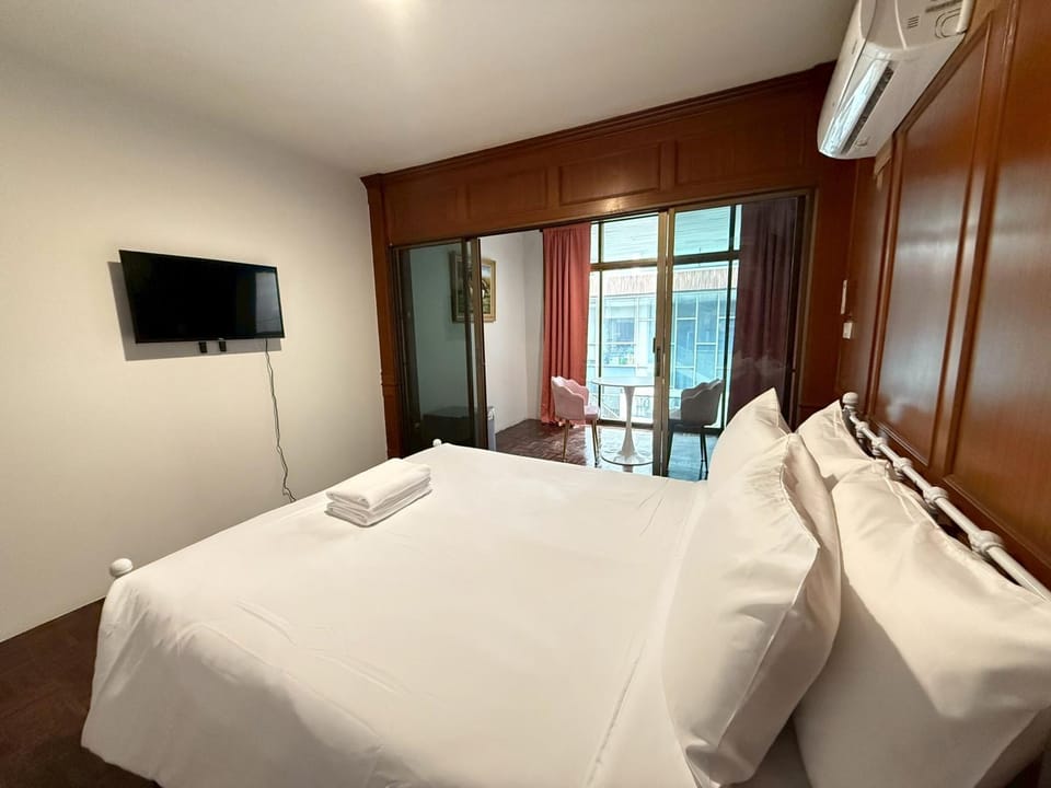 Bed, Photo of the whole room, Bedroom, towels, air conditioner