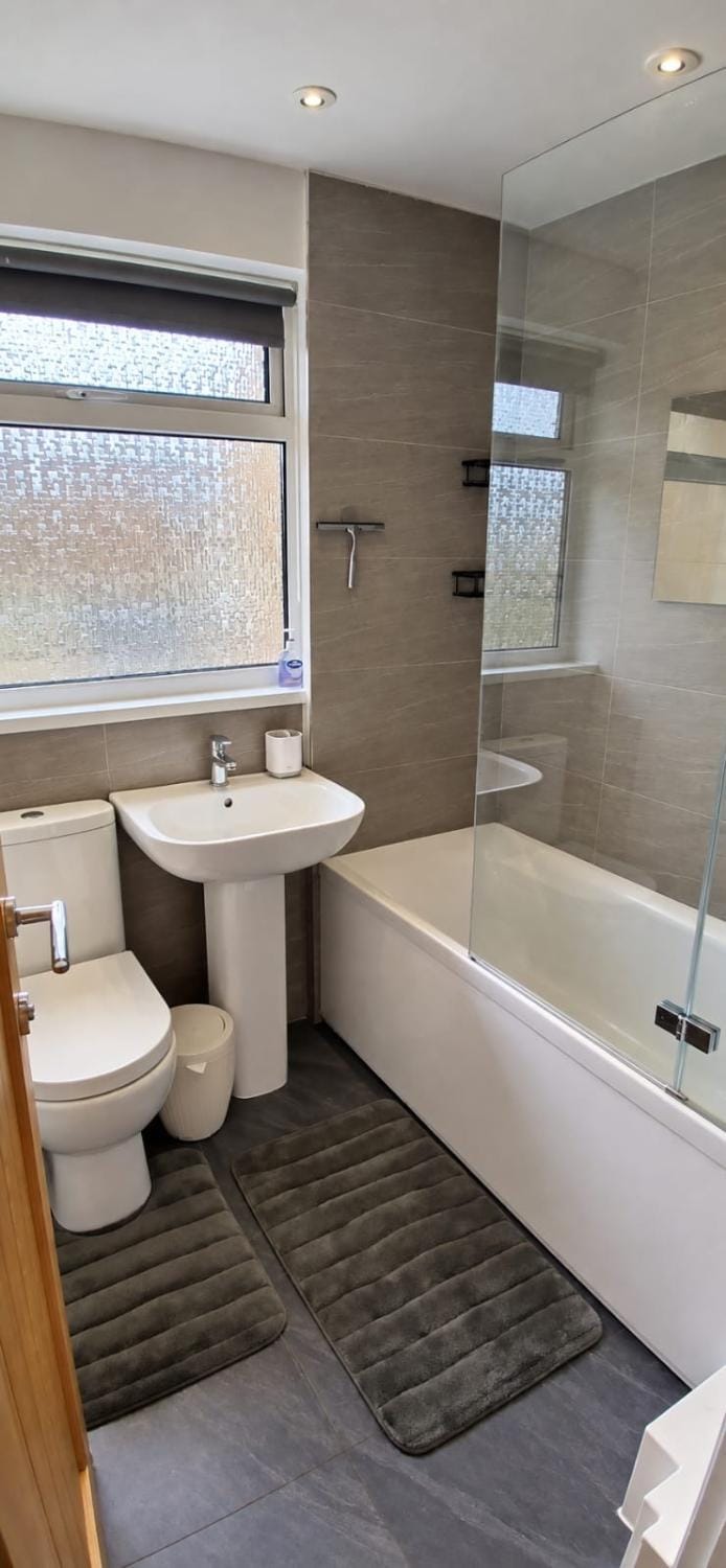 Shower, Toilet, Bathroom, Bath, towels